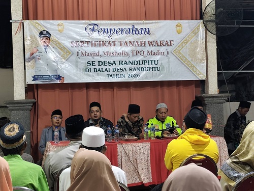 Langkah Nyata Jaga Aset Umat, Desa Randupitu Serahkan Puluhan Sertifikat Wakaf Langkah Nyata Jaga Aset Umat, Desa Randupitu Serahkan Puluhan Sertifikat Wakaf